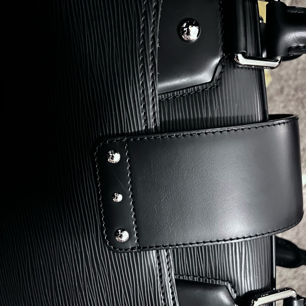 Women’s Louis Vuitton Purse - Picture 13 of 15
